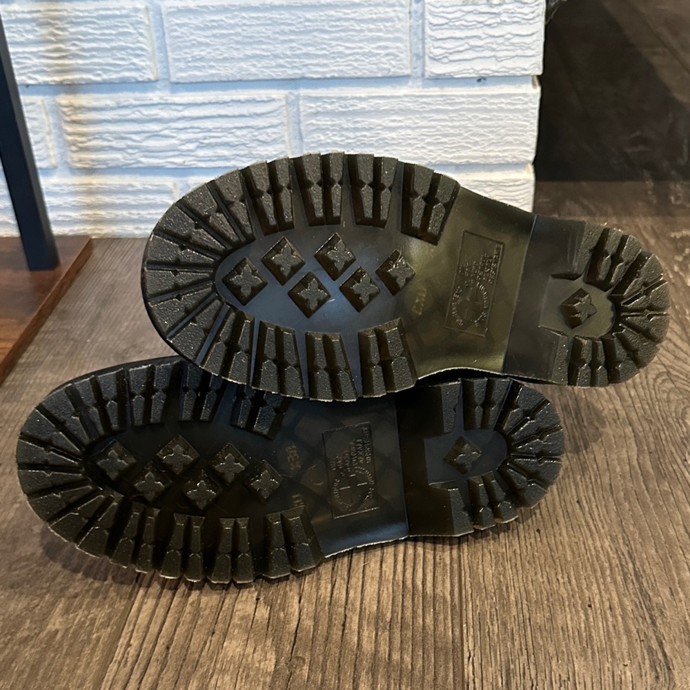 Dr. Martens boots NWOB - Picture 8 of 10